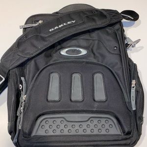 Oakley Black Vertical Messenger 1st Gen. Heavy Duty Padded Strap backpack